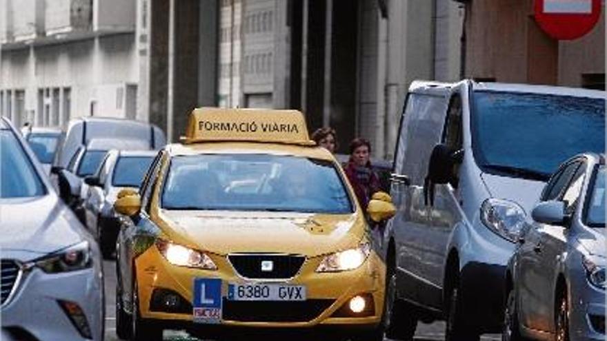 Un vehicle d&#039;autoescola circulant pel barri de Sant Pau de Girona, en una imatge d&#039;arxiu.