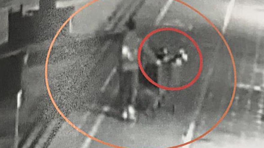 Imagen del principal sospechoso con el carrito, la noche del 30 de octubre del año pasado, el día que desapareció la mujer.
