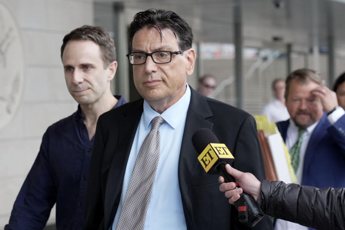 AME1483. LOS ÁNGELES (ESTADOS UNIDOS), 13/05/2026.- Erik Fleming, el contacto clave que coordinó la llegada de la ketamina hasta la casa de la estrella de 'Friends' Matthew Perry, sale del tribunal federal tras ser condenado a dos años de prisión, este miércoles, en Los Ángeles (Estados Unidos). EFE/ Omar Alonso