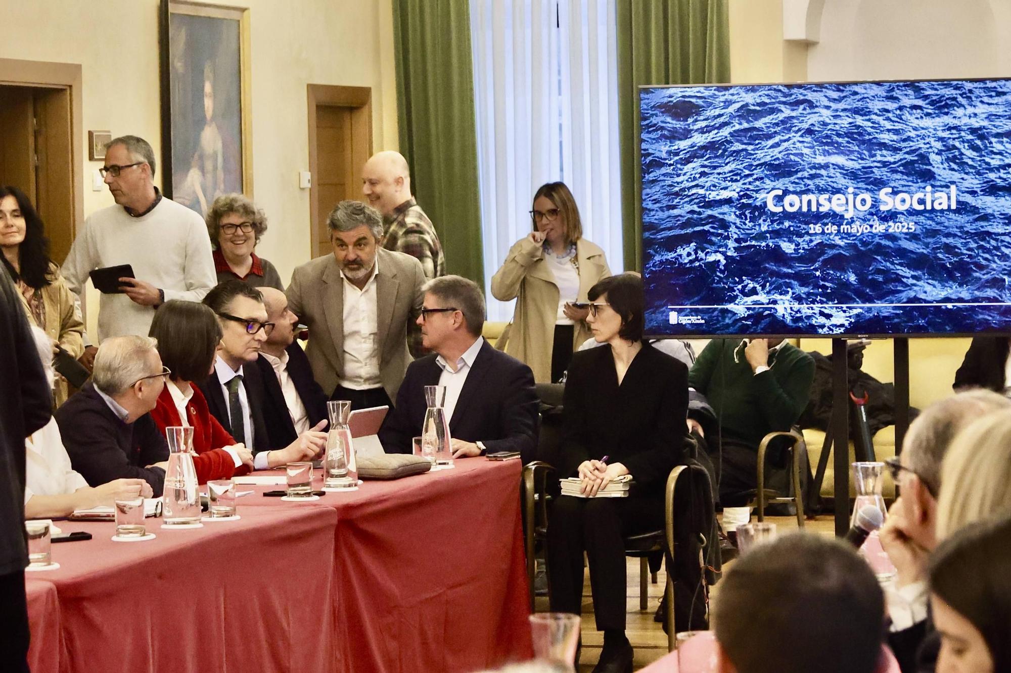 Así fue el tenso Consejo Social por Naval Gijón (en imágenes)