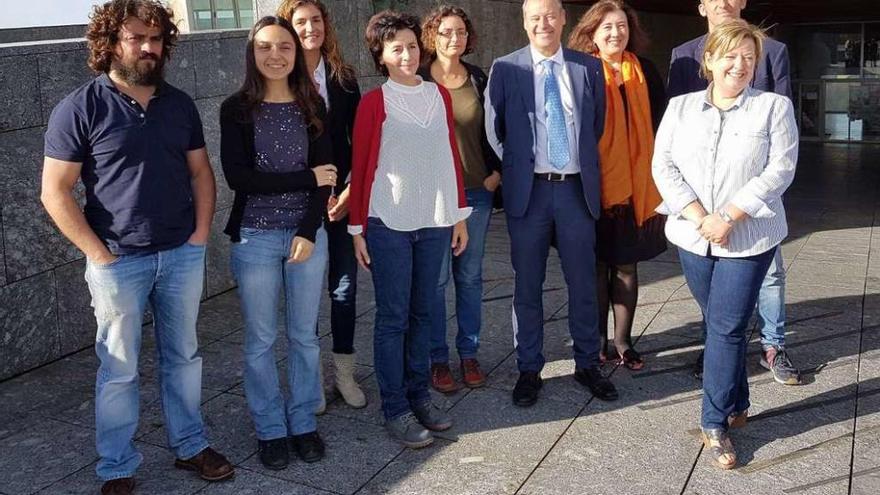 Seis de los investigadores seleccionaddos, ayer, junto al rector Salustiano Mato, la vicerrectora de Investigación y la responsable del área de Captación de Talento del Campus del Mar. // Alba Villar