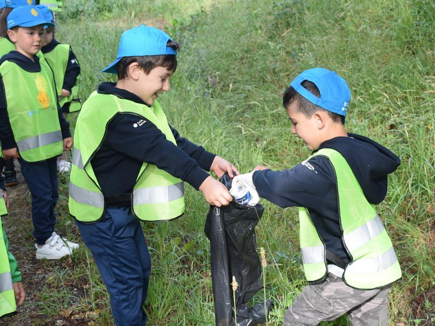 Los niños aprovecharon el recorrido para recoger basura.