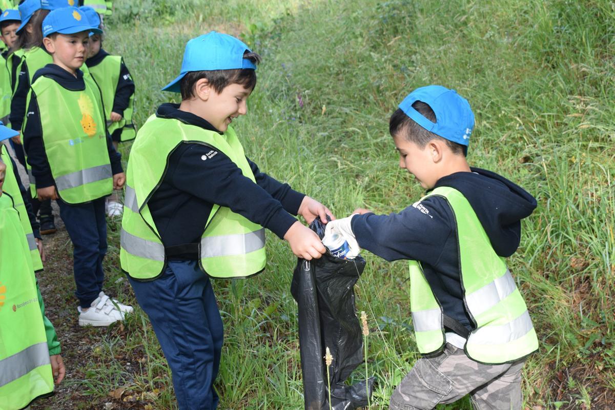 Los niños aprovecharon el recorrido para recoger basura.