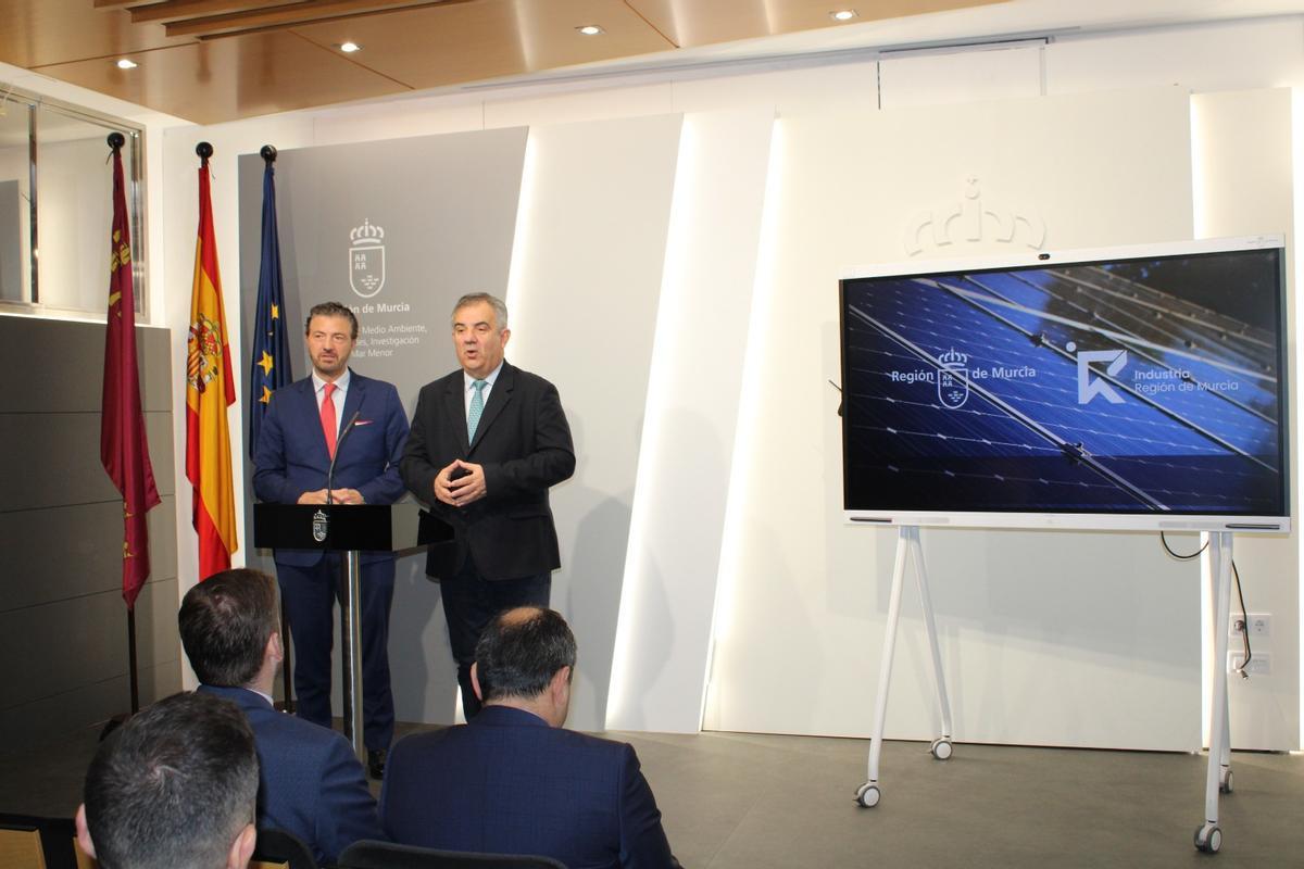 El presidente de la FREMM, Alfonso Hernández Zapata, este viernes en la Consejería de Medio Ambiente, junto al consejero Juan María Vázquez