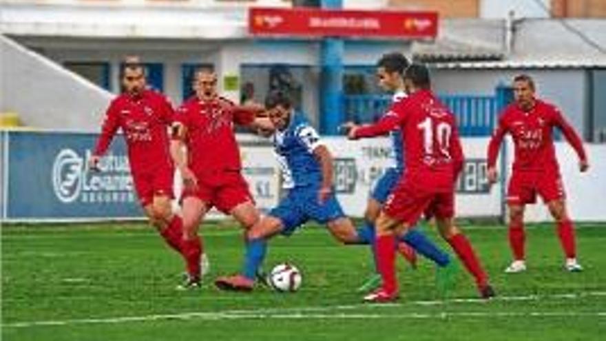 Els jugadors de l&#039;Olot pressionant un rival ahir a El Collao.