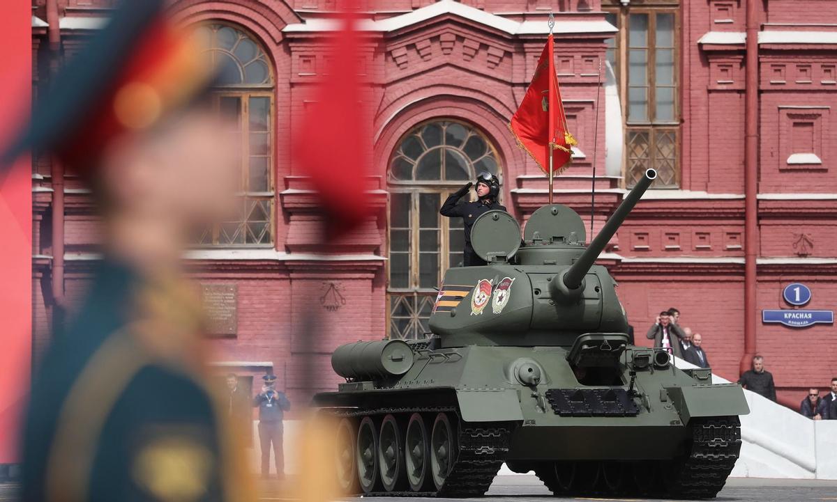 Putin preside en Moscú el desfile militar por el aniversario de la victoria frente a los nazis