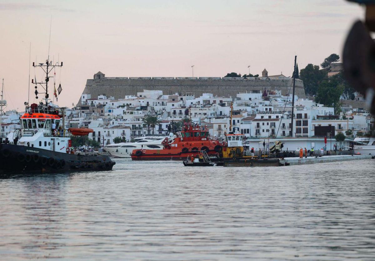 Dos remolcadores trasladan la estructura ya en el interior del puerto. | M.S.