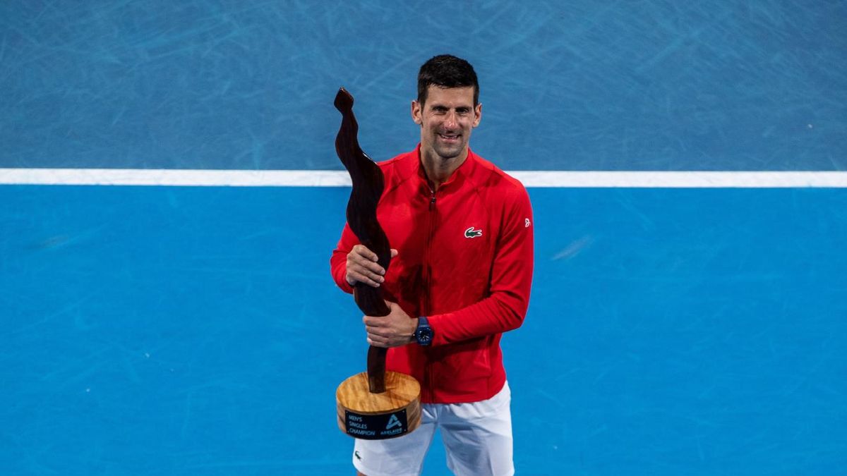 Novak con el título en el torneo de Adelaida