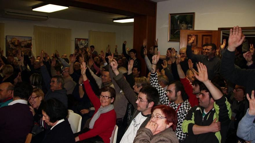 Veïns de Torà voten a mà alçada que volen passar a formar part del Solsonès l’any 2014