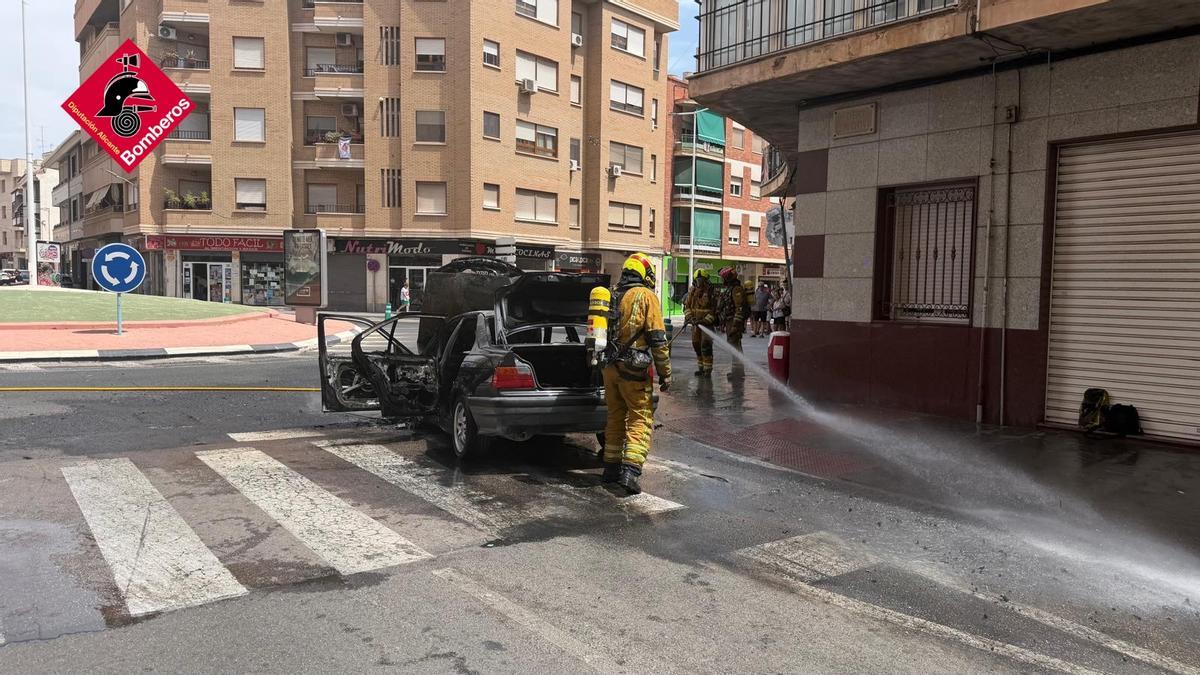 Labores de extinción del incendio en Novelda.