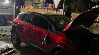 Aparatoso choque entre dos coches en Murcia con una mujer atrapada en su vehículo