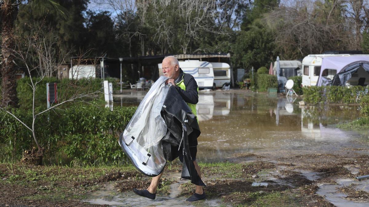 El mar invade el camping de la Malvarrosa de Corinto.