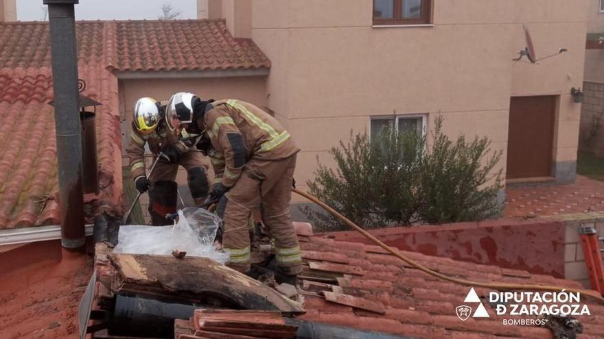 Los bomberos de la DPZ extinguen un incendio en una vivienda de Figueruelas