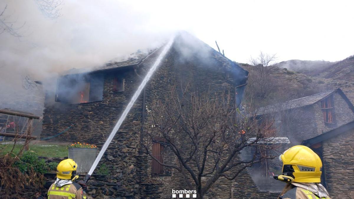 Bombers trabaja en un incendio en un tejado de una casa en Estsaon (Lleida)