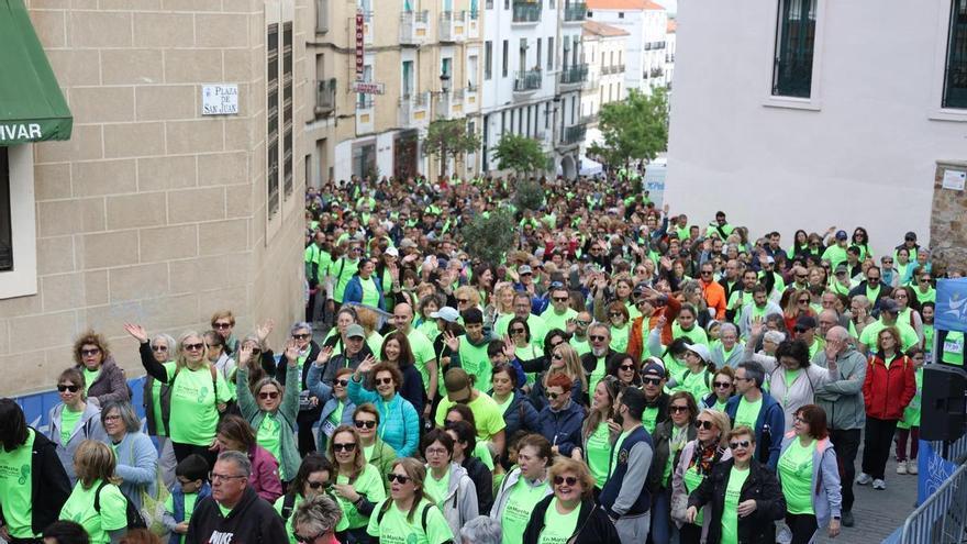 Una marea verde recorre Cáceres por la investigación oncológica