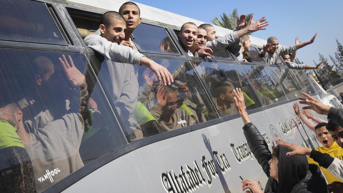 Un grupo de presos palestinos liberados el pasado 27 de febrero llega a Jan Yunis.