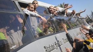 Un grupo de presos palestinos liberados el pasado 27 de febrero llega a Jan Yunis.