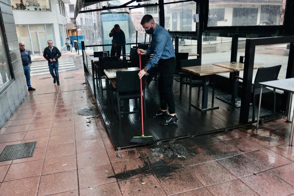 En imágenes: Así ha sido la impresionante tromba de agua caída sobre Oviedo