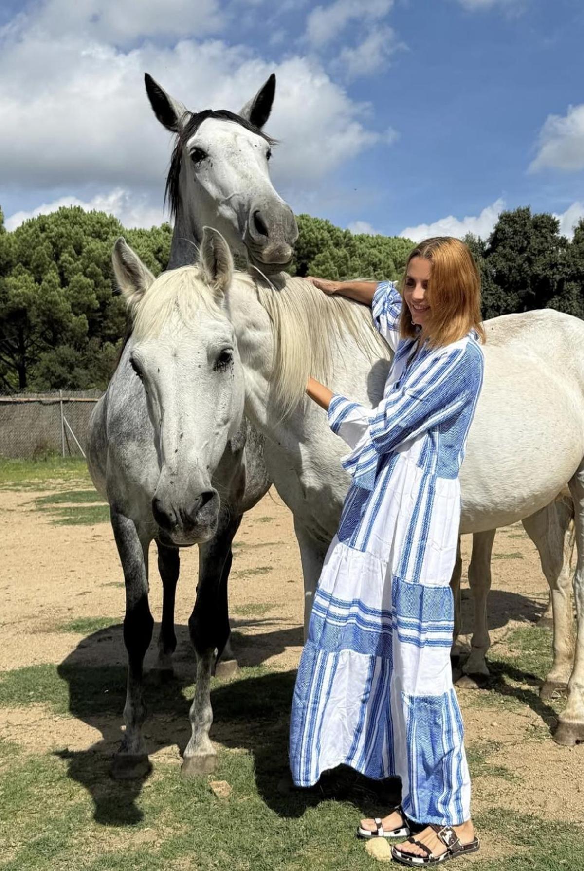 Macarena Goméz presume de algunas de sus "niñas bonitas", sus yeguas