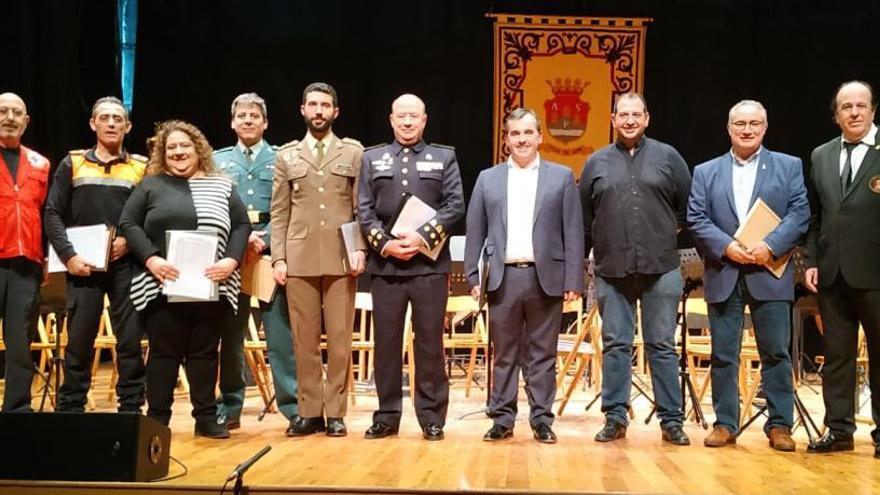 El alcalde y el compositor con los representantes homenajeados