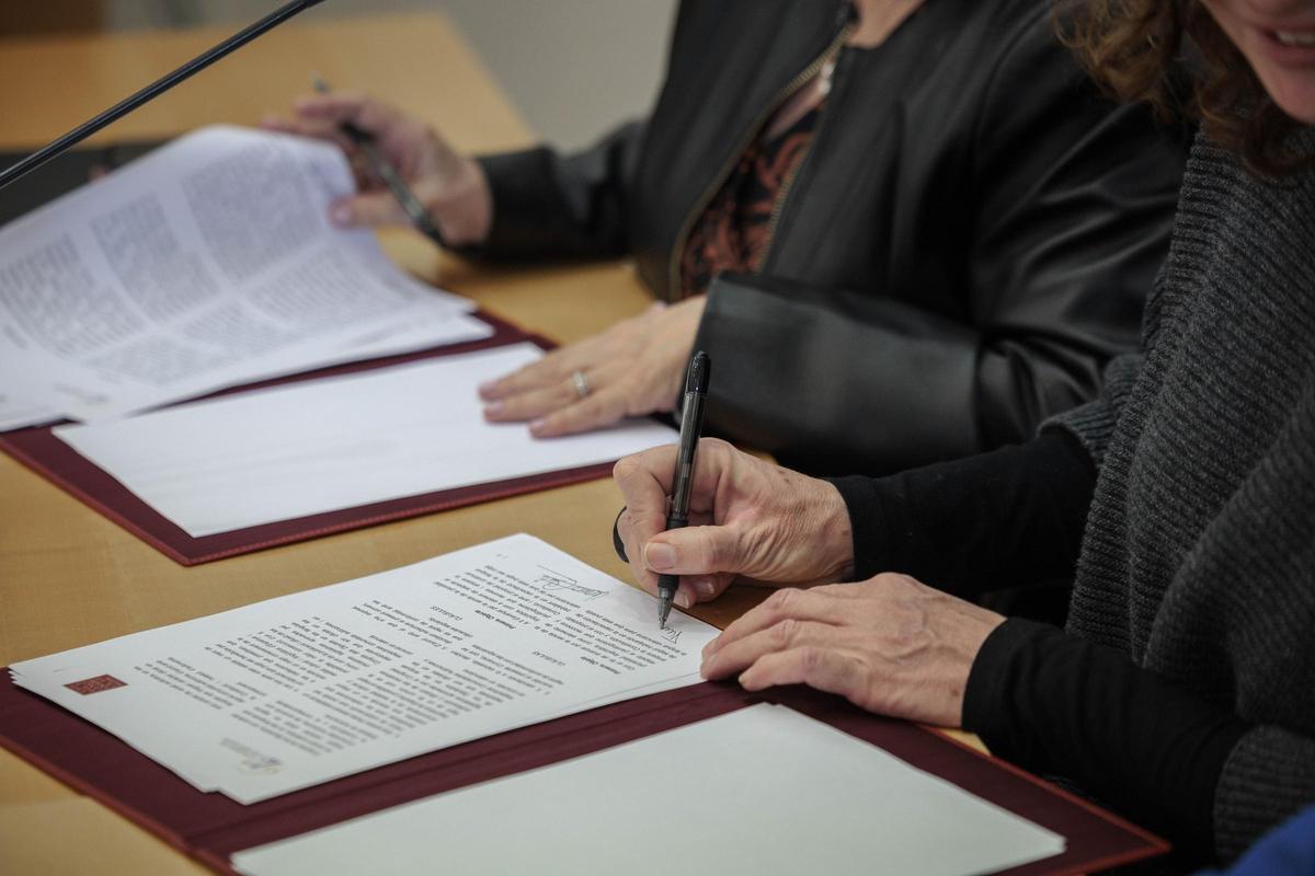 Firma del convenio entre la AVL y el Congreso de los Diputados.