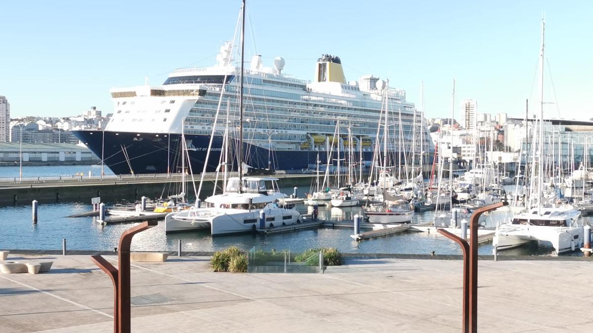 El buque de crucero 'Spirit of Discovery', atracado hoy en la terminal de trasatlánticos del puerto de Coruña.