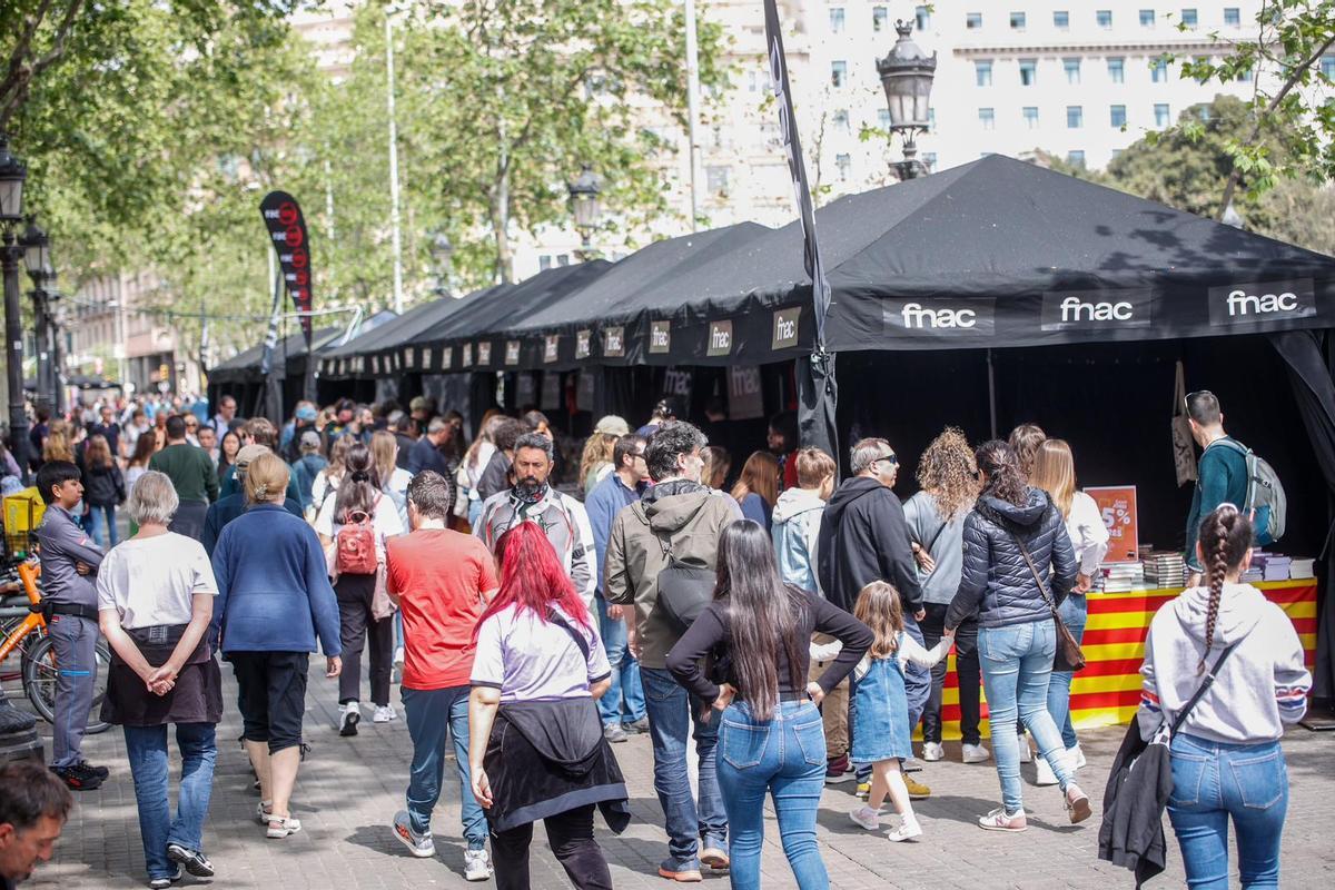 Ambiente de Sant Jordi en la plaza de Catalunya de Barcelona