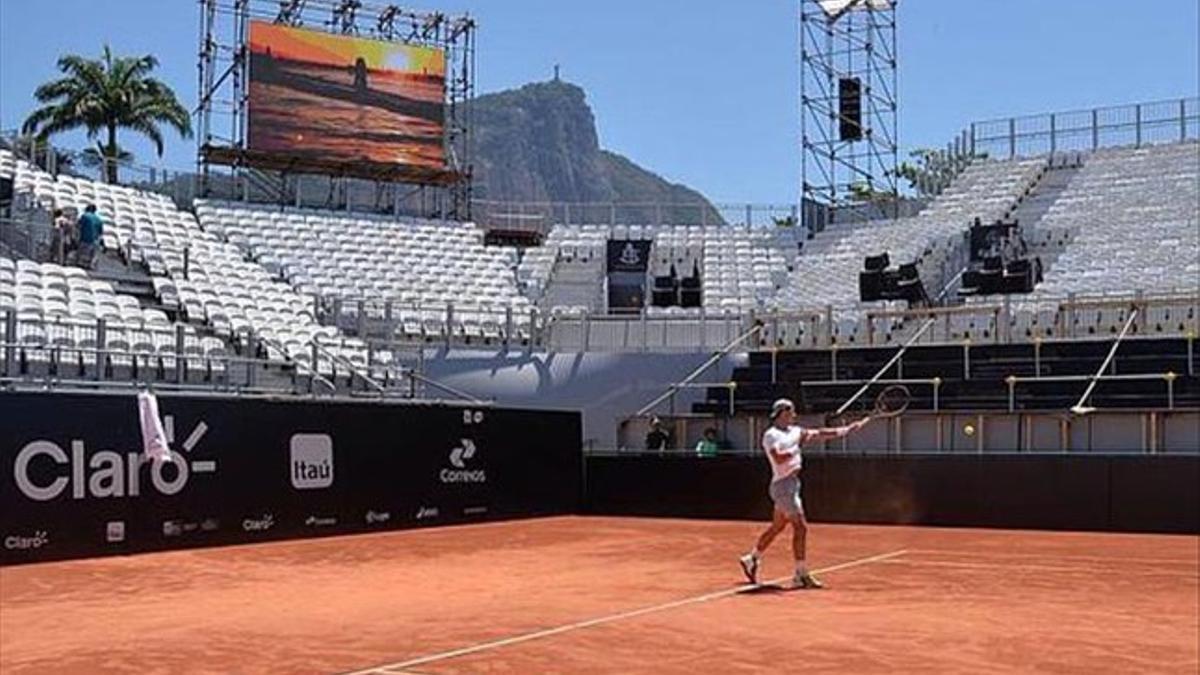 Rafa Nadal se entrena con intensidad con vistas al debut en Rio