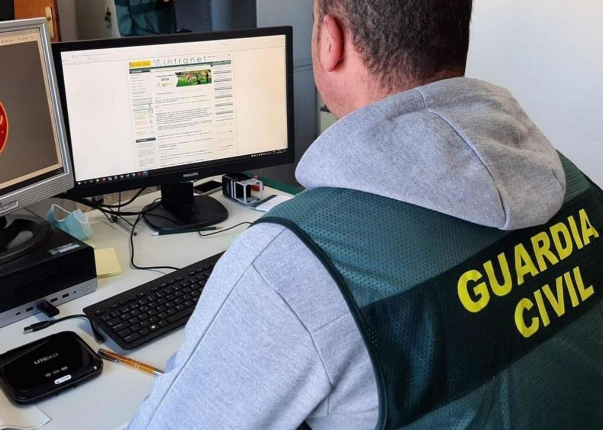 Un agente del equipo @Milladoiro de la Guardia Civil en labores de lucha contra la ciberdelincuencia