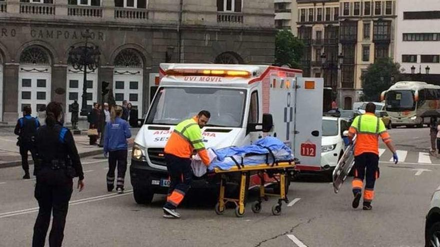 La caída de un motorista, herido leve, causa alarma junto al Campoamor