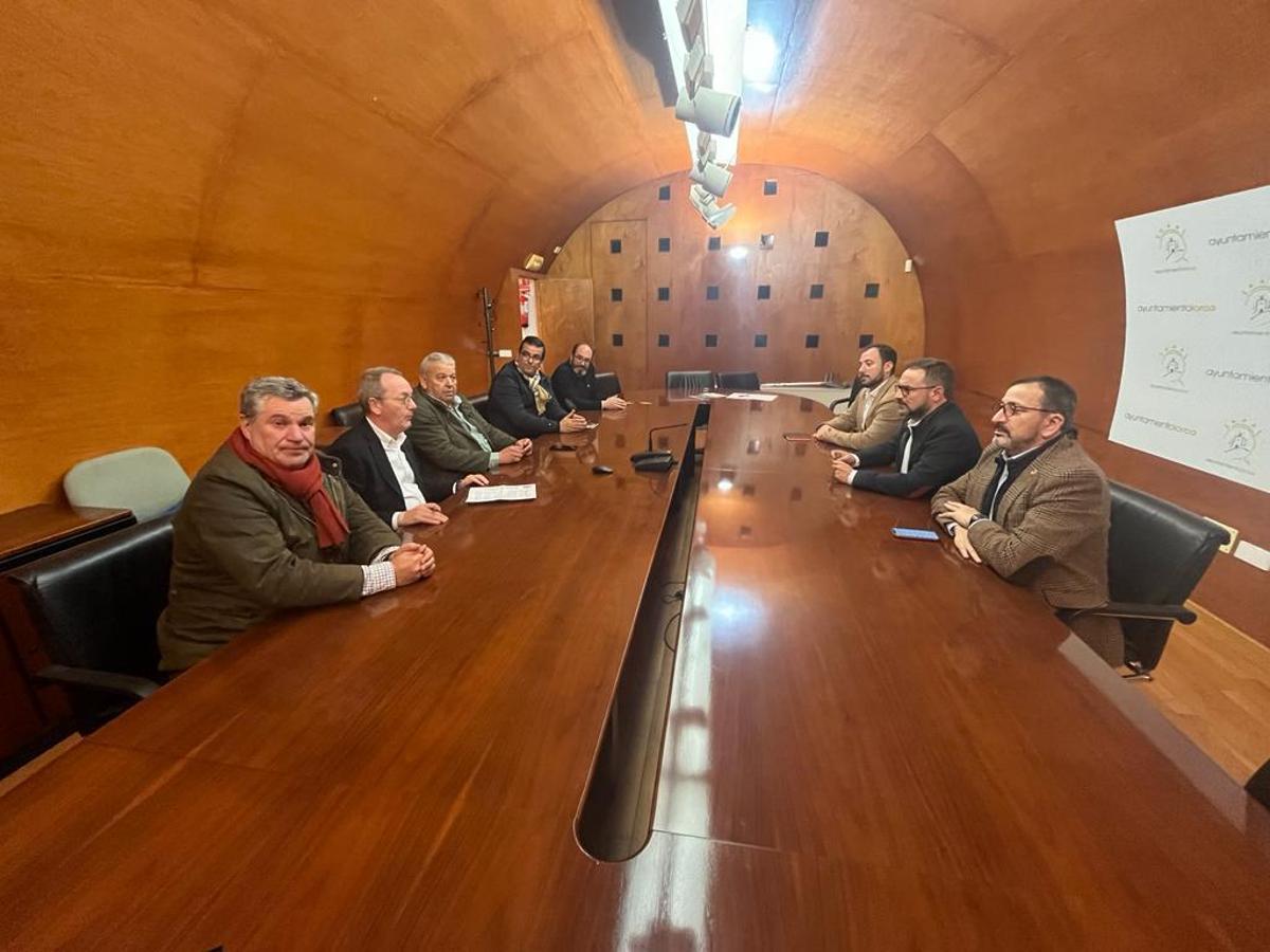 Alberto Secada, Ramón Mateos, José María Miñarro, Ángel Latorre, José María Campoy, Francisco Morales, Diego José Mateos y José Luis Ruiz, durante la reunión en la que se decidía el nombre de la pregonera de la Semana Santa, este jueves.