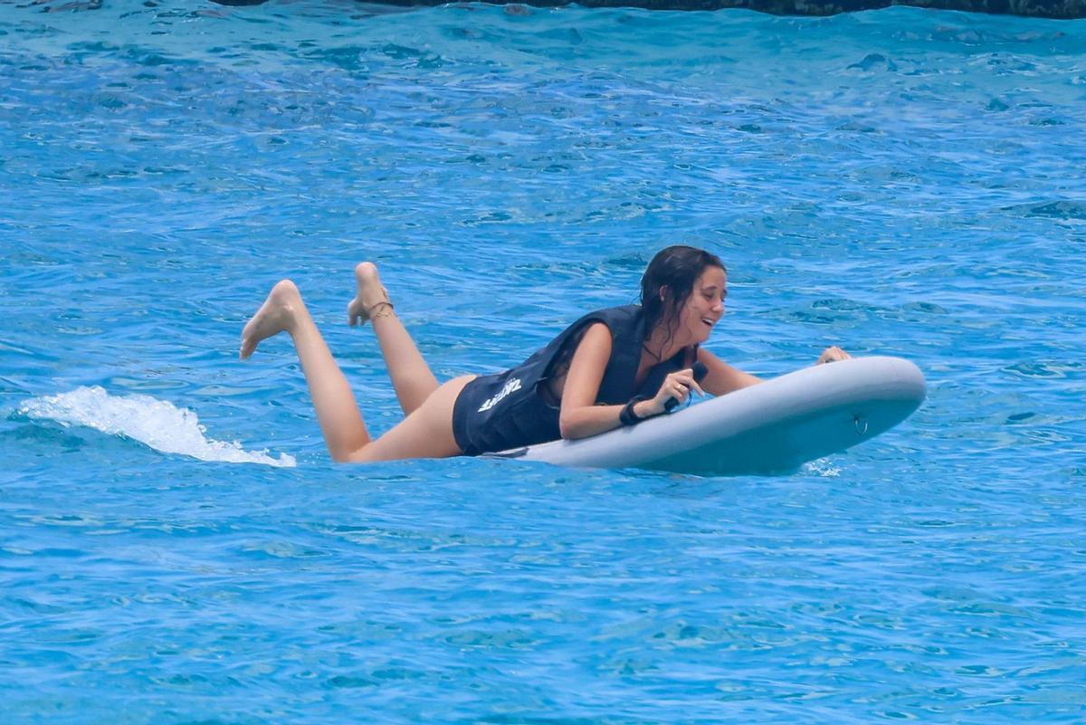 Victoria Federica hace surf en Ibiza
