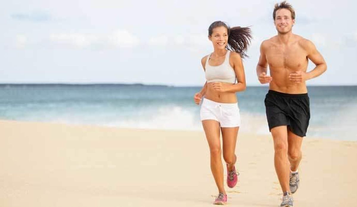 Cinco ejercicios para ponerse en forma en la playa