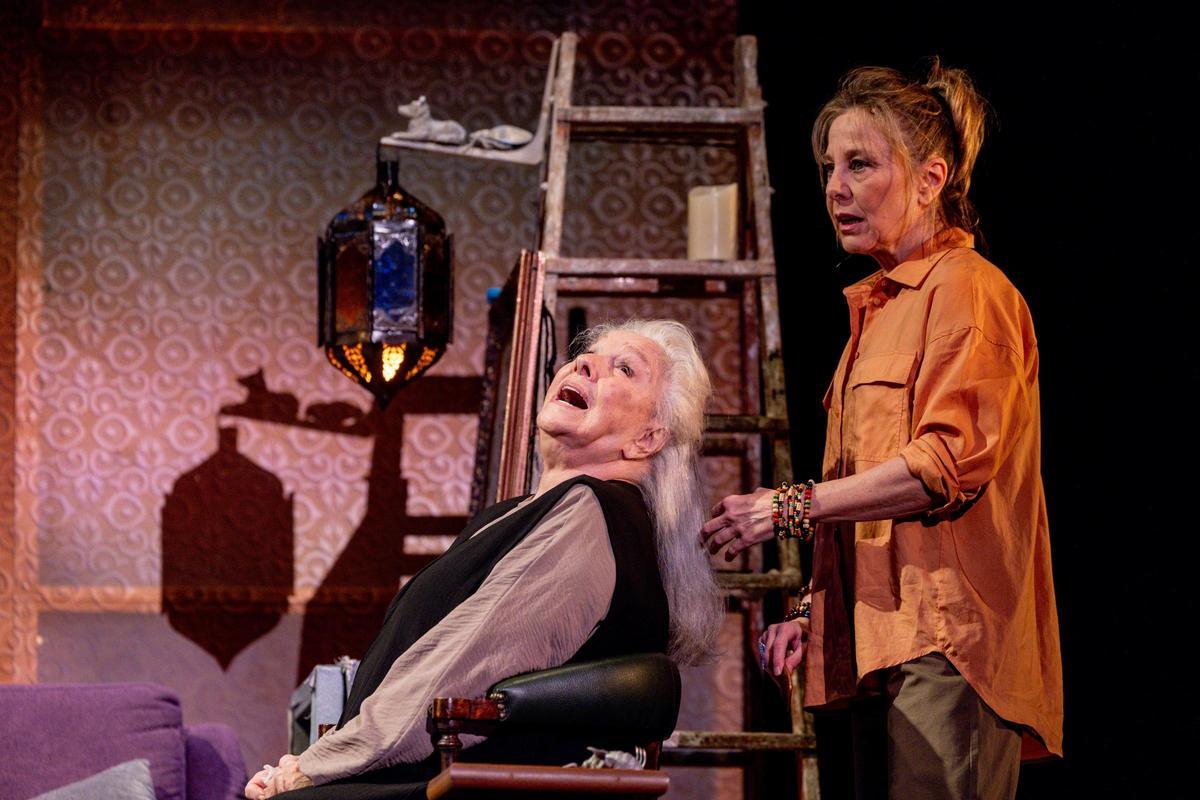 Dicenta (Freda) peina a Herrera (Helen) en una escena de 'Camino a la Meca'.