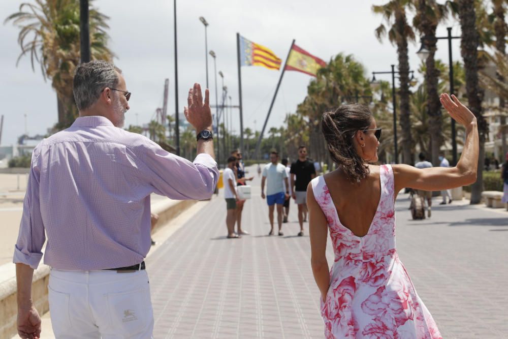 Letizia y Felipe en Valencia: los reyes pasean por la playa de Las Arenas