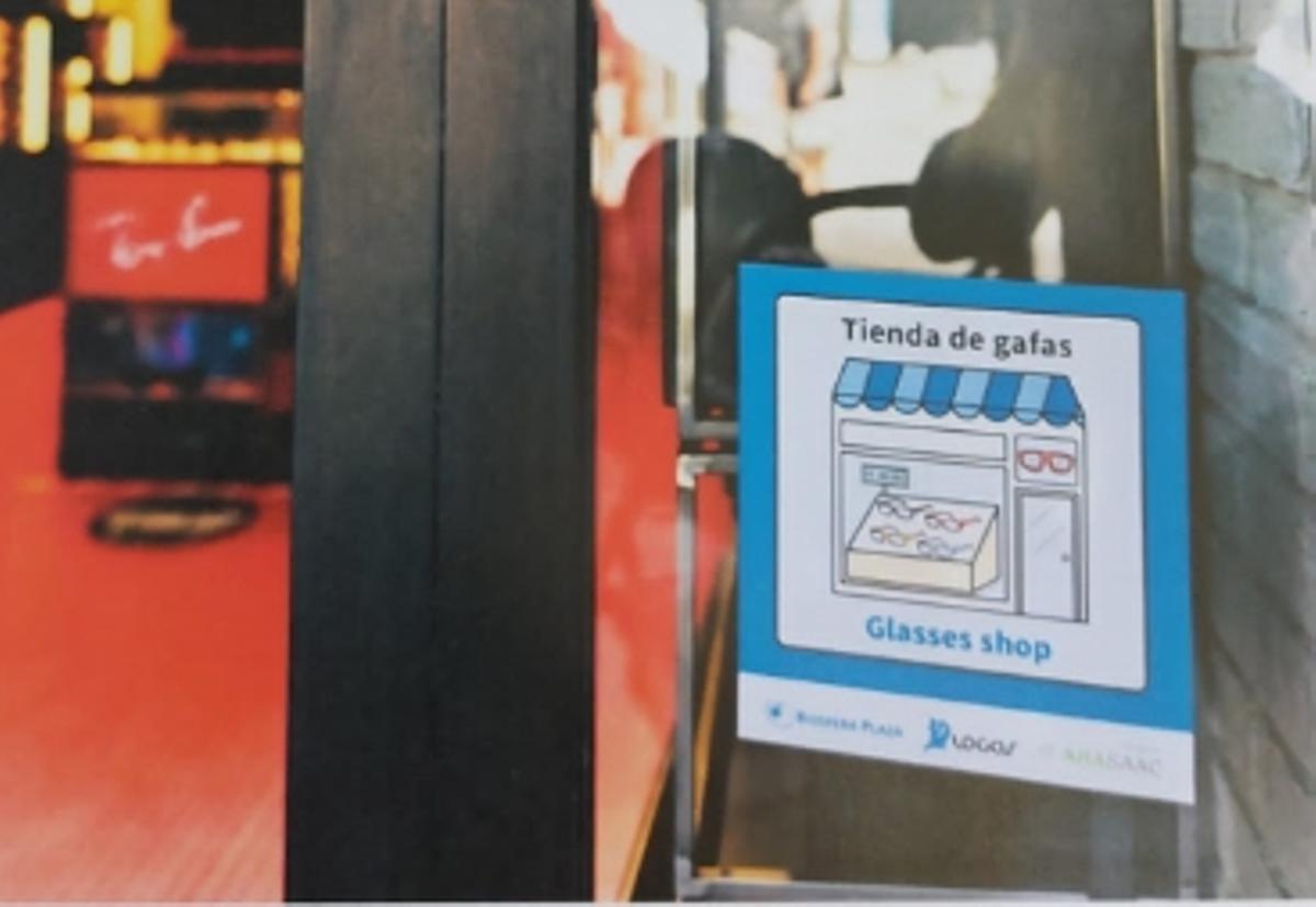 Uno de los pictogramas delante de una tienda del centro comercial.