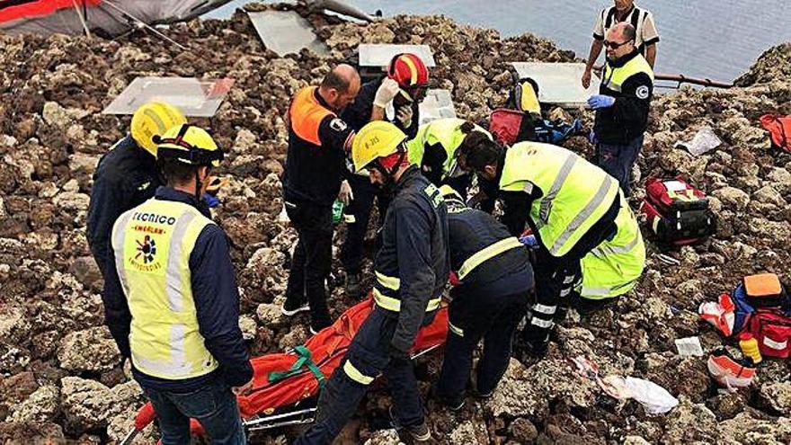 Los equipos de emergencia y seguridad atienden al herido, ayer.