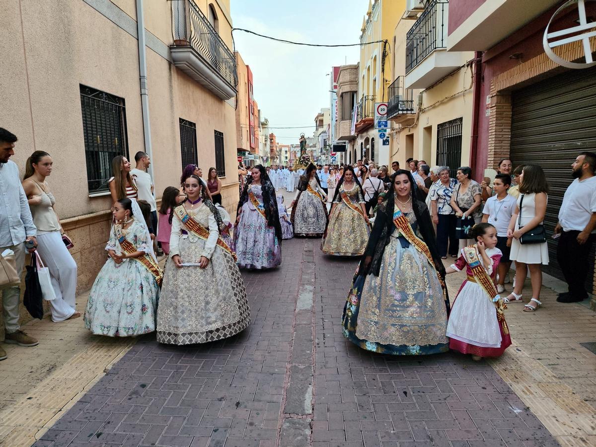 La reina y su corte de honor no faltaron a la procesión.