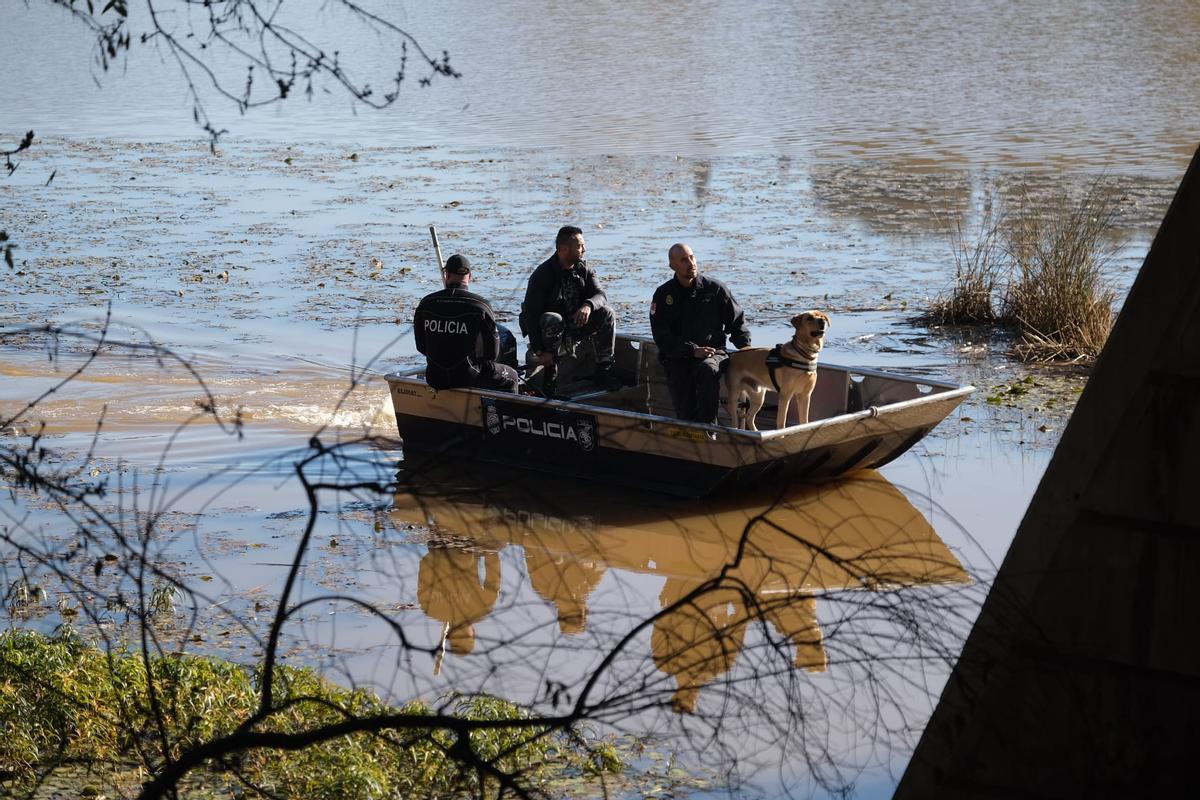 Uno de los perros, en la barca de búsqueda de Pablo Sierra.