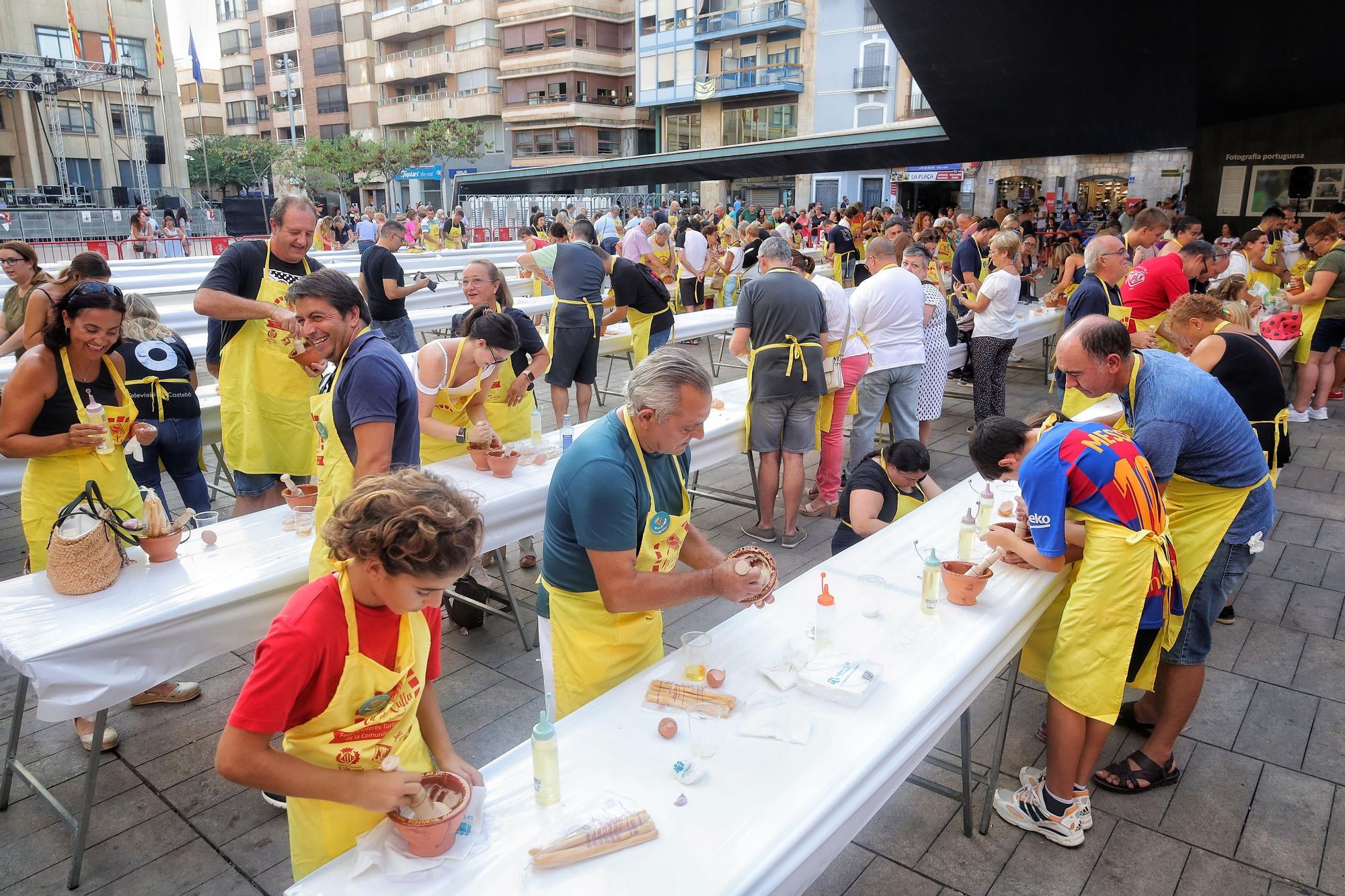 Encuentro para elaborar 'allioli' en las fiestas de Vila-real