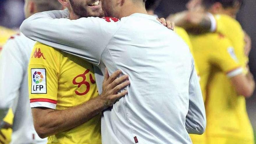 Álex Menéndez, el autor del gol de la victoria, se abraza con Sanabria.