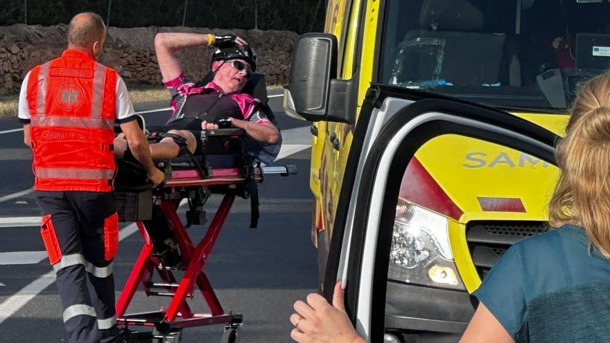 Trasladan en camilla a la ambulancia al ciclista herido en el accidente de tráfico.