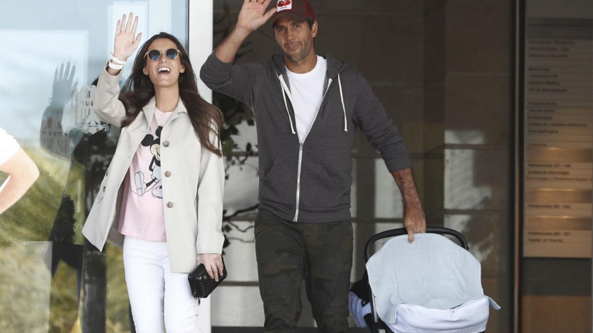 Ana Boyer y Fernando Verdasco saludan a la salida del hospital donde ha nacido su primer hijo, Miguel