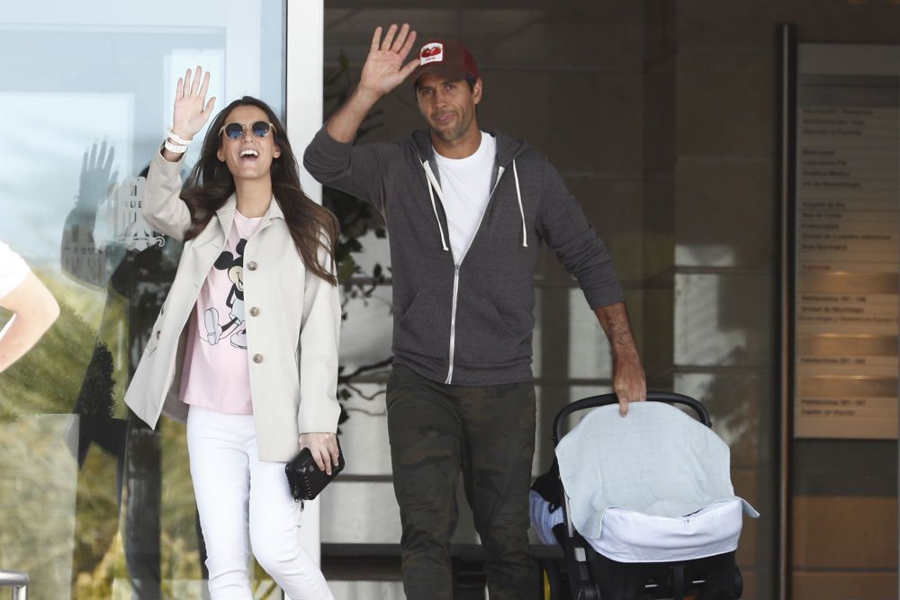 Ana Boyer y Fernando Verdasco saludan a la salida del hospital donde ha nacido su primer hijo, Miguel