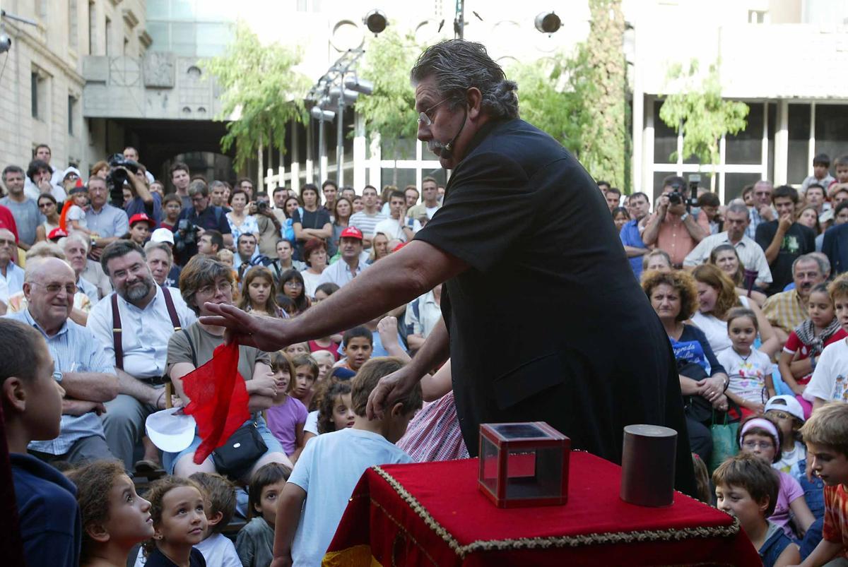 Mercè 2003. PLAZA DE SAN MIGUEL EN LA FOTO EL ILUSIONISTA MAGIC ANDREU