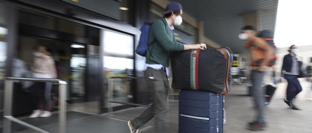 VIAJEROS PROCEDENTES DE UN VUELO DE MADRID A SU LLEGADA AL AEROPUERTO DE ASTURIAS