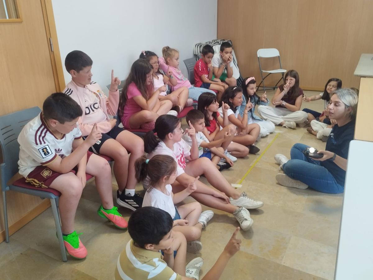 El taller "Misión Eclipse" en el Centro Cultural "Juan Velarde" de Salas, en imágenes