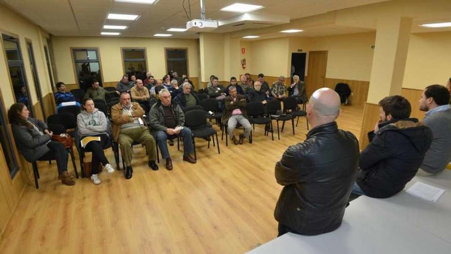 El Concello de Cotobade acogió ayer la primera reunión, con las comunidades de montes. // G. Santos