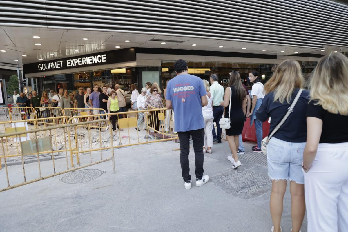 Colas de personas para poder transitar por la zona, debido a las obras