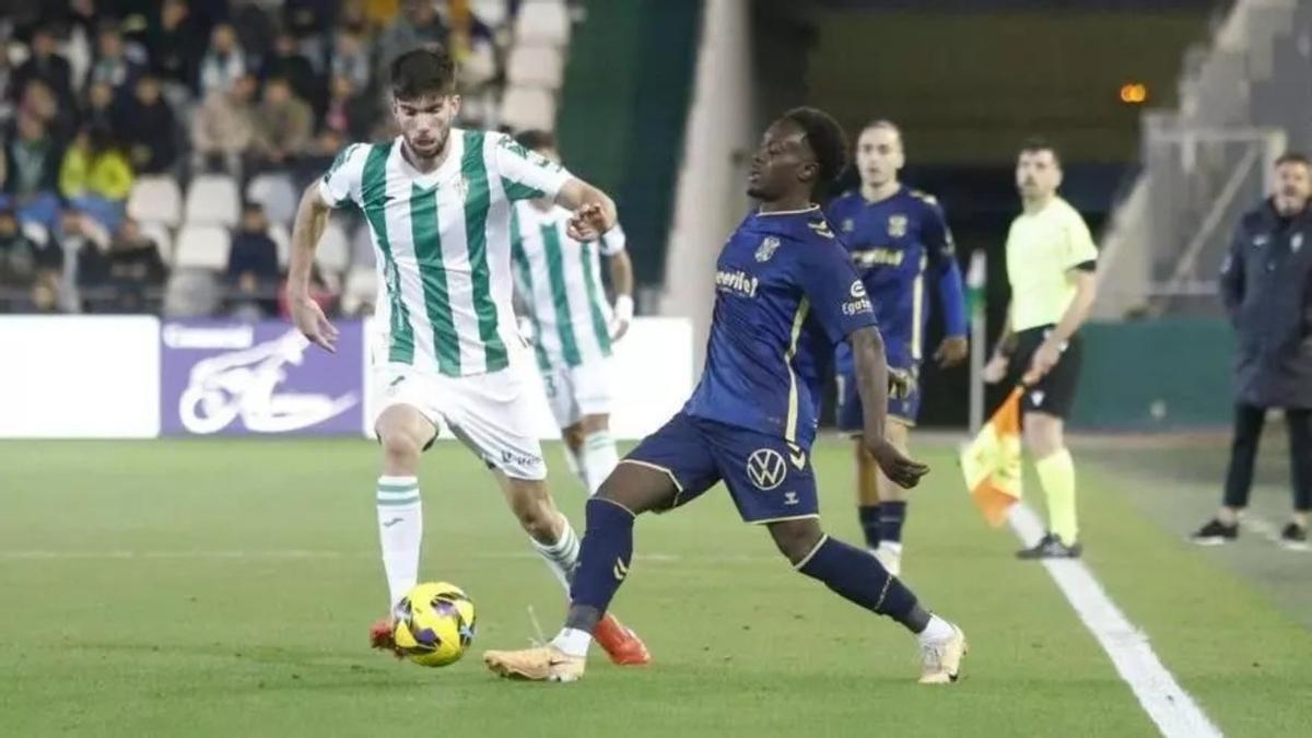 Diarra, derecha, pugna por el balón con Theo Zidane en su etapa como jugador del Tenerife.